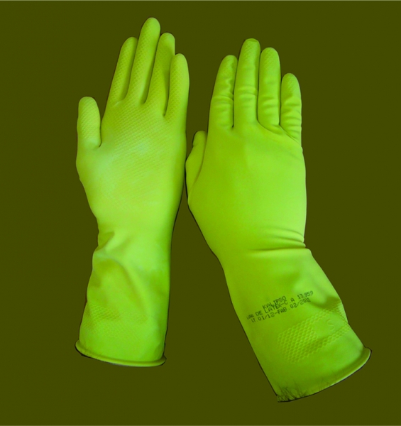Luvas de seguran�a, fabricadas em l�tex natural, forradas internamente com flocos de algod�o, com acabamento antiderrapante na palma, face palmar dos dedos e ponta dos dedos e ponta dos dedos. 