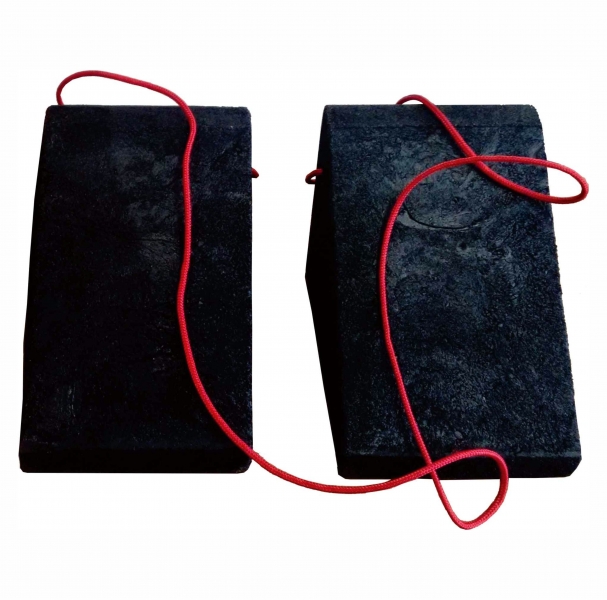 Cal�o de borracha dentro das especifica��es de medida da norma 9735 ( 15 x 20 x 15 cm ) com corda de nylon para facilitar o carregamento e a retirada ap�s o uso.