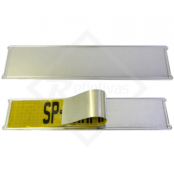 Placa em alum�nio de qualidade, fabricada atrav�s de estamparia com local certo para ser adesivado a faixa ouro refletiva.